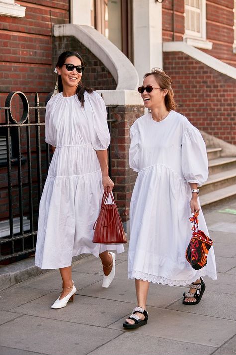 The Latest Street Style From London Fashion Week London Fashion Week Street Style, Top Street Style, Walking Down The Street, Looks Pinterest, London Street Style, Street Style Trends, Spring Street Style, Street Style Inspiration, White Dresses