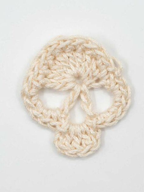 💡 Quick Crochet: 10-Minute Skull Pattern ⏰ Skull Stitch Crochet, Skull Pattern Crochet, Crochet Skull Applique, Skull Crochet Pattern Free, Spooky Crochet, Skull Crochet, Crochet Skull Patterns, Simple Skull, Crochet Skull