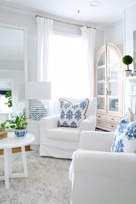 Living Room Coastal, Blue And White Decor, Beach Living Room, Narrow Living Room, Beach House Living Room, Elegant Living Room Decor, Coastal Living Rooms, Coastal Living Room, White Living