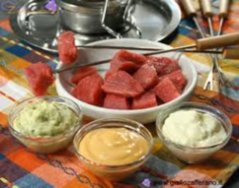 Meat Fondue Recipes, Meat Fondue, Fondue Dipping Sauces, Broth Fondue Recipes, Appetizers Meat, Pizza Raclette, Easy Fondue Recipes, Fondue Recipes Meat, Best Cheese Fondue