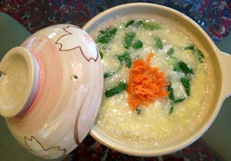 Vegetarian Japanese Porridge (okayu/zosui) - added garlic and green onions Soupy Rice, Chinese Porridge, Vegetarian Japanese Food, Japanese Food Dishes, Japanese Rice Dishes, Congee Recipe, Vegetarian Japanese, Lean Meat Recipes, Matzo Ball Soup