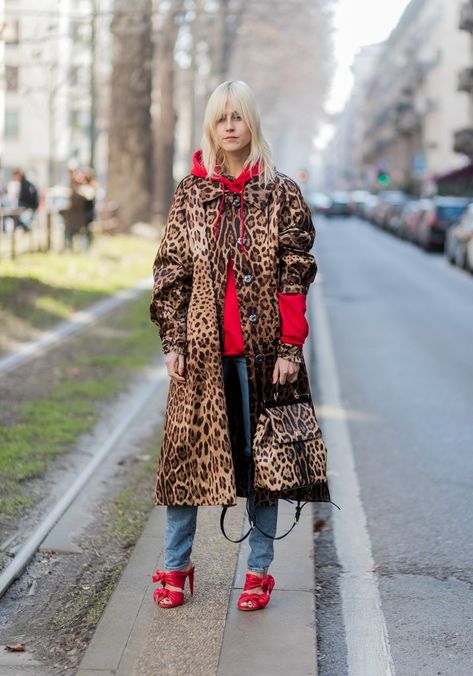 Work Your Leopard Trench With a Casual Hoodie to Surprise Mfw Street Style, Leopard Print Outfits, Leopard Outfits, Milan Fashion Week Street Style, Leopard Coat, Leopard Print Coat, Animal Print Fashion, Milano Fashion Week, Street Style Trends