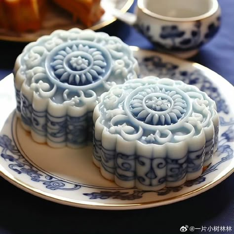 Moon Cake Aesthetic, Mooncake Design, Chinese Moon Cake, Asian Cake, Chinese Dessert, Pretty Dessert, Easy Food Art, Sweet Treats Recipes, Bakery Desserts