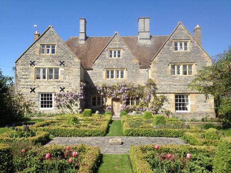 17th century Jacobean manor house in the Cotswolds. 10 Bedroom House, Cotswolds Cottage, English Manor Houses, House Parties, Hot Tubs Saunas, English Manor, Interesting Buildings, Tudor Style, English Country House