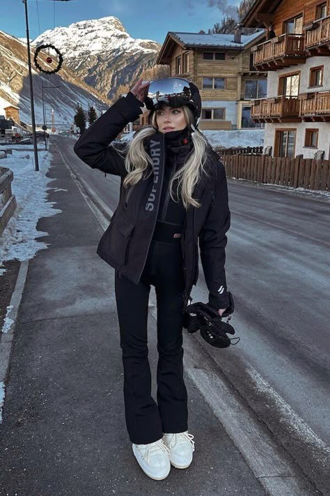 60 Stylish And Functional Skiing Outfit Ideas For Women [2024]: Style Tips & Brands Ski Outfit Aesthetic, Ski Lodge Outfit, Skiing Aesthetic Outfits, Ski Resort Outfit, Cute Ski Outfits, Ski Outfits For Women, Mode Au Ski, Snow Outfits For Women, Womens Ski Outfits