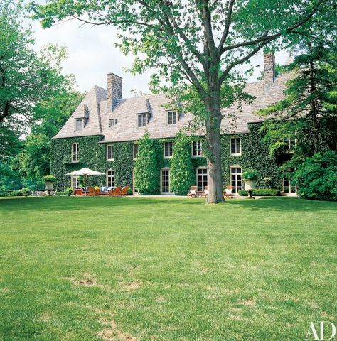 The spacious lawn and ivy-covered walls of the 17,000-square-foot house, surrounded by greenery and sitting on more than 250 acres, evokes an estate in the English countryside. Ralph Lauren House, Casa Casuarina, Ralph Lauren Interiors, Bedford New York, New York Homes, Large House, Enchanted Home, Celebrity Homes, Stately Home