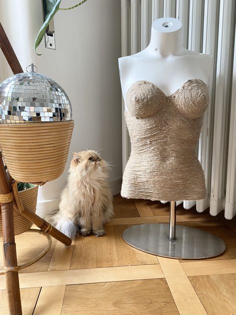 Mannequin female bust covered in sisal rope as a DIY cat scratcher How To Make Cat Scratcher, Diy Cat Scratcher Cardboard, Cat Scratcher Diy, Cat Diy Projects, Cat Highway, Cat Diys, Diy Mannequin, Ikea Cat, Diy Cat Scratcher