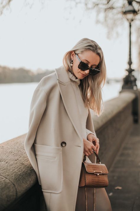 Fashion Mumblr, How To Look Expensive, Look Zara, Fall Fashion Coats, Look Expensive, Beige Outfit, Beige Coat, Women Fashion Edgy, Fall Photoshoot