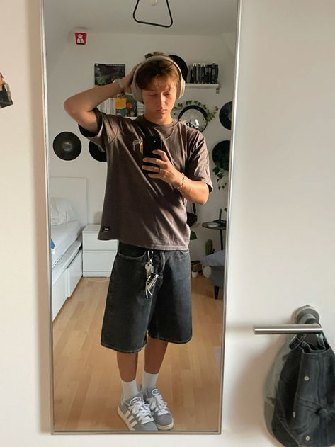 Ahs Men Style, Ahs Style Men, Y2k Outfits Men 2000s Streetwear, Streetwear Fashion Men Summer, Shorts Mirror Selfie, Sneakers 2000s, 2000s Sneakers, Adidas Campus Outfit, Baggy Street Style