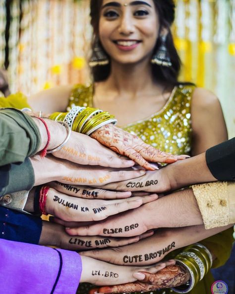 Mehendi Photoshoot, Mehendi Photography, Marriage Poses, Haldi Ceremony Outfit, Funny Airport Signs, Bridesmaid Poses, Brides Sister, Airport Signs, Bride Photos Poses