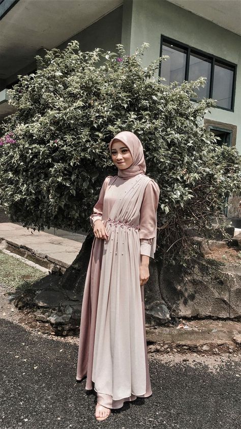 dress, gamis, kebaya, gaun, tunik, kondangan, pernikahan, lebaran, hari raya, outfit, resepsi, pesta, wisuda Gamis Bridesmaid, Dress Muslim Modern, Kondangan Outfit, Braidsmaid Dresses, Kebaya Modern Dress, Model Gamis, Kebaya Dress, Simple Bridesmaid Dresses, Muslim Fashion Hijab Outfits