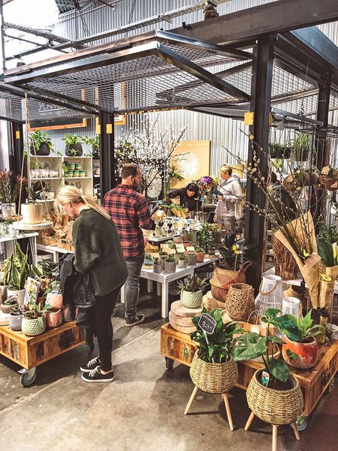 Plant Market Stall, Outdoor Market Design, Indoor Farmers Market Design, Trailer Plant Shop, Plant Shop Display Store Fronts, Flower Stall Aesthetic, Craft Market Stall Ideas, Log Furniture Plans, Market Stall Display Ideas