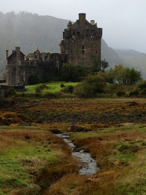 Kyle Of Lochalsh Scotland, Eileen Donan Castle, Medieval Scotland, Kyle Of Lochalsh, Ireland Aesthetic, Maya Banks, Scotland Castles, Scottish Castles, Castle Ruins