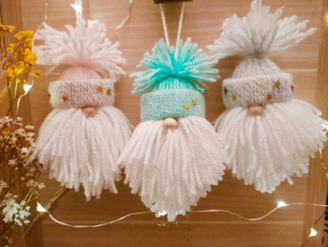 Christmas Gonks, Christmas Tree  Gnomes decorations Yarn Hat Ornaments, Christmas Tree Design Ideas, Gnomes Christmas Tree, Diy Christmas Hats, Christmas Gonks, Pompom Art, Easy Holidays Crafts, Gnomes Christmas, Cookies Ideas