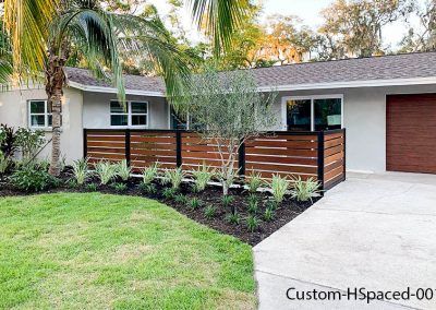 Horizontal Fence Design, Horizontal Privacy Fence, Modern Wood Fence, Privacy Fence Ideas, Yard Privacy, Front Yard Patio, Modern Fence Design, Small Fence, Fence Designs