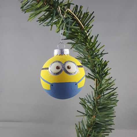 Minion Ornaments Diy, Nerdy Ornaments, Bauble Painting, Minion Ornaments, Minions Christmas, Lego Christmas Ornaments, Cricut Ornaments, Minion Christmas, Lego Christmas