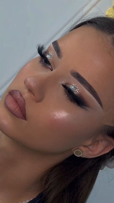 Quinceanera Makeup, Maquillage Yeux Cut Crease, Different Skin Types, Silver Makeup, Eyeshadow Colors, Crystal Makeup, Prom Look, Prom Eye Makeup, Glow Makeup