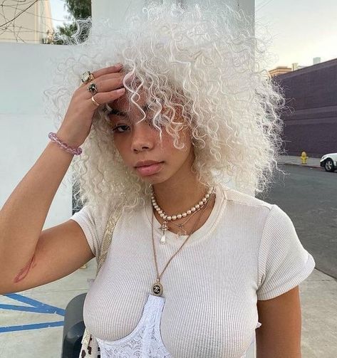 White Curly Hair Black Women, Angelic People, White Hair Dark Skin, White Curly Hair, White Afro, Pandora Lovegood, Natural White Hair, Recipe Broccoli, Food Beef