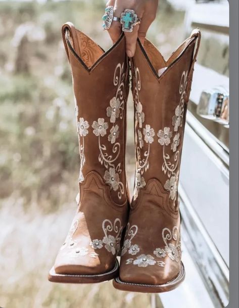 White Floral Cowgirl Boots, Boots For Wedding Brides, Brown And White Cowboy Boots, Cowboy Boots Woman, Cowgirl Boots Flowers, Cute Western Boots, Western Wedding Boots For Bride, Bride Boots Wedding, Bridal Cowgirl Boots