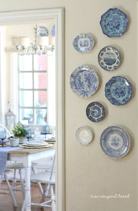 I thought I'd pull out some of my  favorite blue and white plates and create a little asymmetrical display on an empty wall.  There are a few other little vignettes  I'll share later in the week. Blue And White Plates, Plate Wall Decor, Traditional Interior Design, Plate Decor, Décor Boho, White Plates, Decor Guide, Retro Home Decor, Vintage Plates