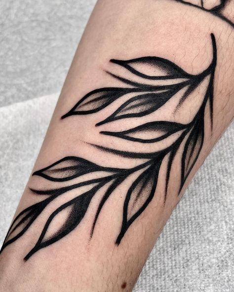 30+ Leaf Tattoos That Look Great on Any Piece of Skin - 100 Tattoos Traditional Tattoo Leaves, Arm Tattoo Leaves, Filler Tattoo Designs, Rabe Tattoo, Tato Tradisional, Tattoo Sleeve Filler, Traditional Black Tattoo, Boys With Tattoos, Tattoo 2024