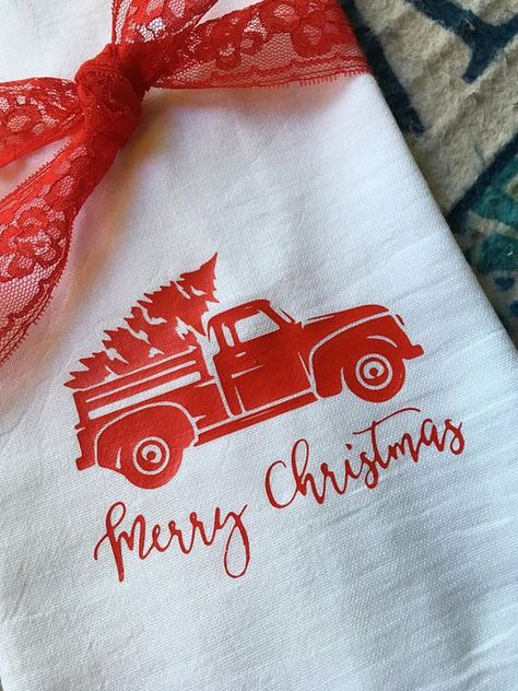 Christmas Tree Farmhouse, Rustic Cottage Decor, Truck Christmas Tree, Paper Towel Crafts, Tea Towels Diy, Flour Sack Dish Towels, Farmhouse Decor Kitchen, Vintage Red Truck, Farmhouse Christmas Tree