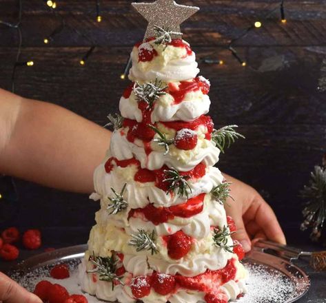 Pavlova Christmas Tree Dessert Pavlova Christmas, Christmas Pavlova, Pavlova Recipe, Tree Cake, Christmas Lunch, Christmas Tree Cake, Christmas Menu, Xmas Food, Christmas Cooking