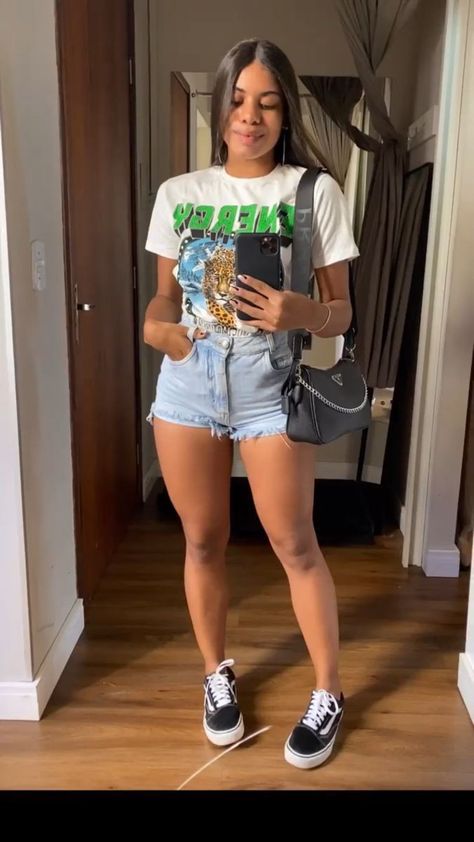 Look Shorts Jeans, Look Com Shorts Jeans, Vans Summer Outfit, Outfits Verano 2023, Outfit Verano 2023, Jean Shorts Outfit Ideas, Spring Outfits 2023 Trends, Look Cinema, Outfits 2023 Trends