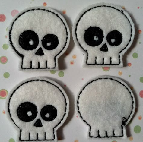 Skulls Skull Felt Ornaments, Felt Skull Pattern, Felt Applique Ideas, Felt Skull, Halloween Felt Crafts, Halloween Sewing, Hand Sewing Projects, Halloween 3, Felt Halloween