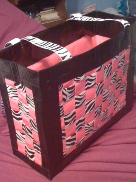 Woven+Duct+Tape+Purse+++•++Free+tutorial+with+pictures+on+how+to+make+a+duct+tape+bag+in+16+steps Duct Tape Bags, Duct Tape Purses, Duct Tape Diy, Duck Tape Projects, Duct Tape Projects, Duct Tape Wallet, Tape Projects, Duct Tape Crafts, Make Up Tutorials