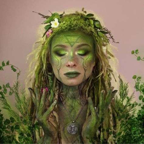 Mother Earth Makeup, Earth Fairy Makeup, Woodland Elf Makeup, Mother Earth Costume, Earth Costume, Earth Makeup, Medusa Halloween Costume, College Makeup, Earth Fairy