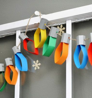 Christmas lights garland from cardstock (or toilet paper rolls) Cellophane Decorations, Christmas Tissue Paper Crafts, Complicated Origami, Christmas Construction Paper Crafts, Construction Paper Christmas Crafts, Vrtic Ideje, Chrismas Diy, Paper Hangings, Paper Wreaths