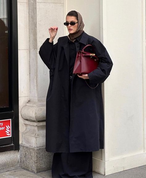 Valeria • Fashion Consultant (@sobalera) • Instagram photos and videos Burgundy Trench Coat, Trench Coat Outfit, Beige Trench Coat, Coat Trends, Minimalistic Style, Trench Coat Black, Fashion People, Coat Outfits, Mode Inspo