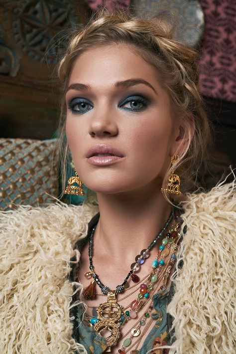 Las trenzas sueltas son sinónimo de estilo bohemio. #FestivalBelleza - El Palacio de Hierro http://soy.ph/Pin_FDB16 Boho Makeup, Tan Skin Blonde Hair, Chic Makeup, Photoshoot Makeup, Bohemian Hairstyles, Makijaż Smokey Eye, 70s Boho, Vintage Boho, Maquillaje De Ojos