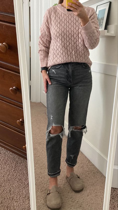 Leggings And Birkenstock Clogs, Black Clog Outfit, Pink Clogs Outfit, Pink Birkenstocks Outfits, Clogs Fall Outfit, Clog Outfit Fall, Outfit Boyfriend Jeans, Birkenstocks Outfits, Clog Outfits