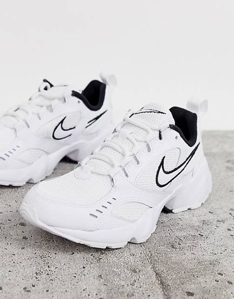 Nike Runners Women, Shoes 2022 Trends Sneakers, Black Nike Shoes Women, Nike Air Heights, Black And White Nike Shoes, Nike Shoes White, Nike Runner, White And Black Sneakers, Elegant Sneakers