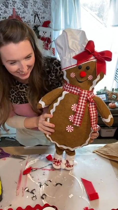 Diy Yard Gingerbread Man, Gingerbread Dolls Diy, Gingerbread Man Decorations Diy, No Sew Gingerbread Man, Diy Gingerbread Men Decorations, Sew Gingerbread Man, Burlap Gingerbread Man, Gingerbread Man Sewing Pattern, Diy Stuffed Gingerbread Man