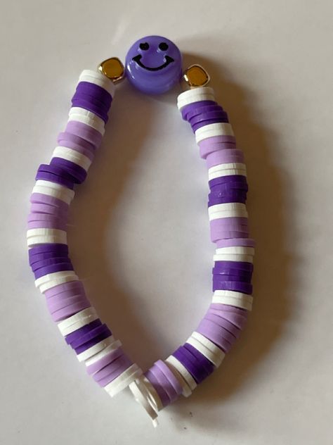 Braclets Ideas Beaded Purple, Lavender Clay Bead Bracelet, Easy Clay Bracelet Ideas, Polymer Clay Bracelet Ideas Diy, Black And Purple Clay Bead Bracelet, Clay Bead Bracelet Ideas Aesthetic Purple, Clay Bracelet Ideas Purple, Purple Heishi Bracelet, Bracelet Colors Ideas Clay Beads