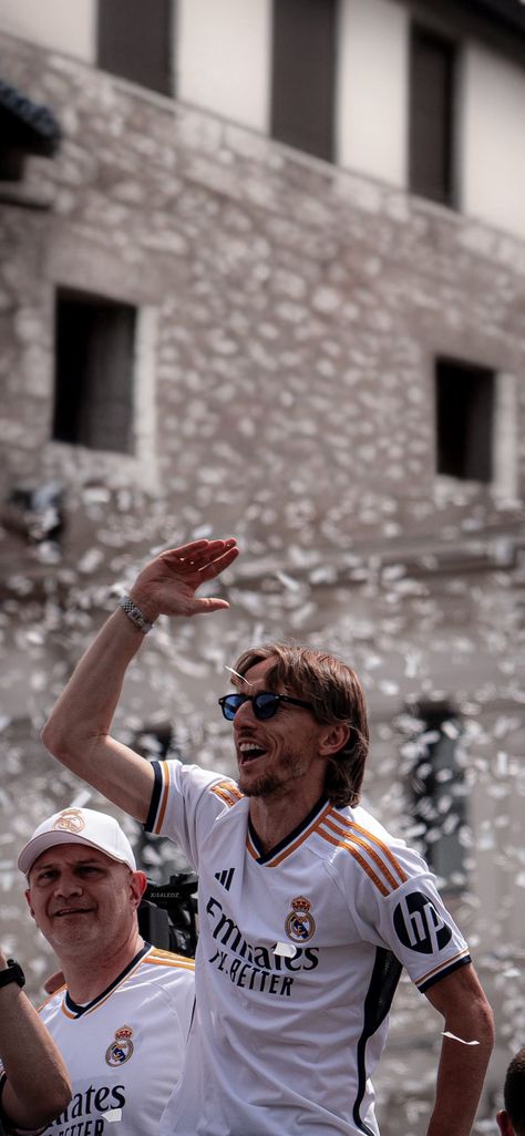 #realmadrid #champions #laliga #celebration #wallpapers #jude #vinijr Luka Modric Wallpaper, Modric Wallpapers, Wallpaper Real Madrid, Modric Real Madrid, Real Madrid Video, Football Motivation, Real Madrid Photos, Cristiano Ronaldo Quotes, Real Madrid Shirt