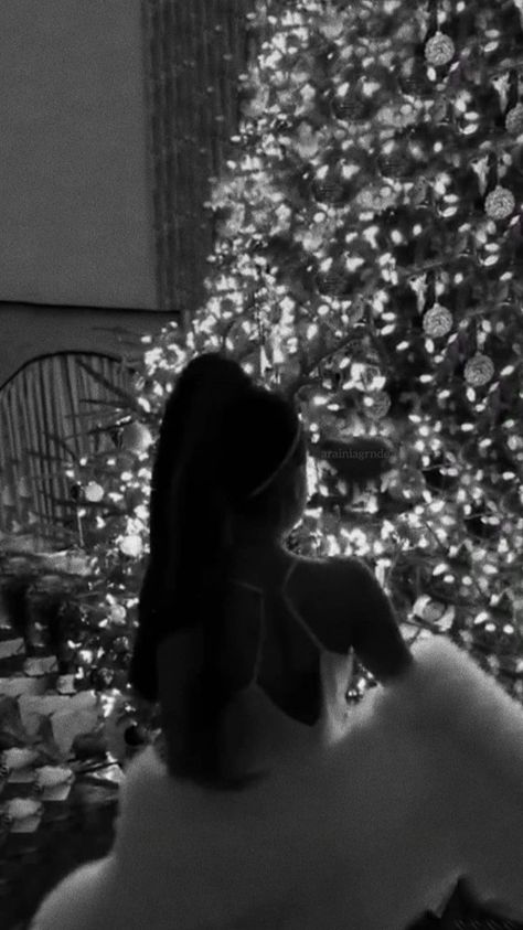 Ariana Grande Christmas lock-screen  Instagram: officialy.ariana  Twitter: arianaofficialy  #arianagrande #ariana #grande Ariana Grande Lockscreen, Christmas Lockscreen, Ariana Grande Background, Ariana Grande Album, Xmas Wallpaper, Ariana Grande Cute, Ariana Grande Wallpaper, Ariana Grande Pictures, Ariana G