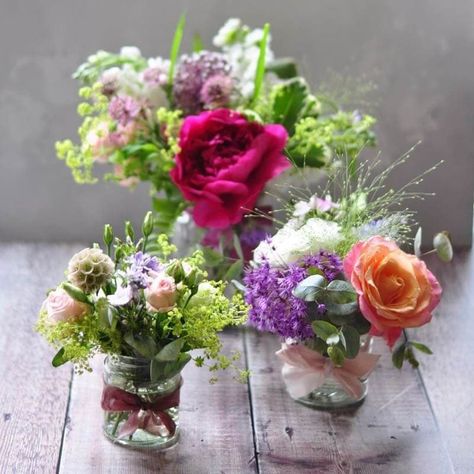 Diy Small Flower Arrangements, Small Flower Centerpieces, Jam Jar Vases, Diy Jam, Jam Jar Flowers, Mason Jar Flower Arrangements, Flower Centerpieces Diy, Small Flower Arrangements, Simple Wedding Flowers