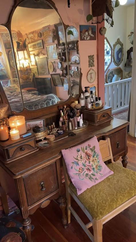 Cozy Vanity Ideas, 50s Aesthetic Bedroom, Vintage Maximalist Bedroom, Antique Vanity Ideas, Vanity Mirror Ideas Bedrooms, Grandma Aesthetic Room, Vanity Table Aesthetic, Thrift Finds Decor, Antique Room Aesthetic