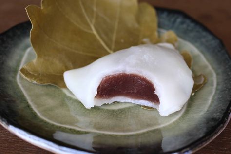 Kashiwa mochi - a traditional Japanese treat for kids - Ai Made It For You Mochi Japanese, Pickling Vegetables, Japanese Seasoning, Barley Tea, Banana Oatmeal Bars, Breakfast Bars Recipe, Sweet Red Bean Paste, Oatmeal Breakfast Bars, Japanese Treats