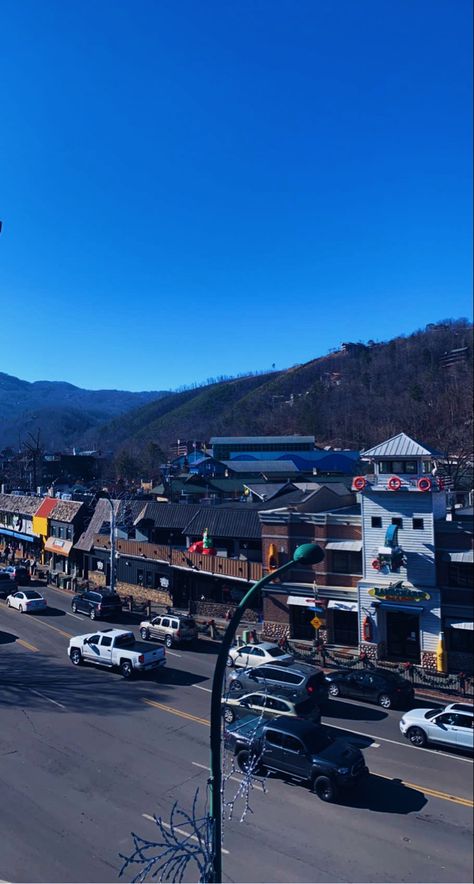 #downtown #tennessee #gatlinburg #cars Downtown Gatlinburg Tennessee, Gaitlandburg Tennessee, Gatlinburg Tennessee Aesthetic, Tennessee Aesthetic, Tennessee Gatlinburg, Tennessee Living, Smokey Mountains Vacation, Mountains Vacation, Smokey Mountain