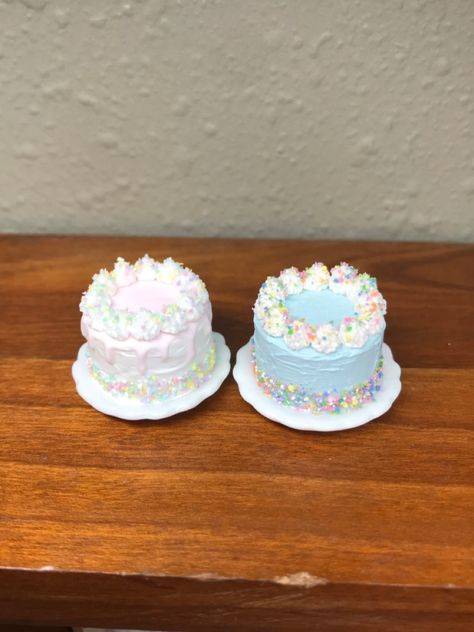 Polymer Clay Birthday Cake, Mini Clay Cake, Sculpey Ideas, Mini Bakery, Miniature Cakes, Miniture Food, Clay Cake, Polymer Clay Cake, Mini Stuff