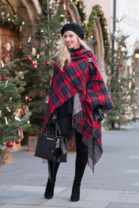 Christmas Plaid Outfit, Shawl Outfit, Trend Outfits, Poncho Outfit, Christmas In Germany, Otk Boots, Estilo Hippie, Plaid Outfits, Aesthetic Black