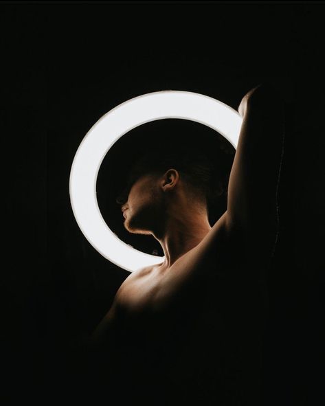 Ring Light Photo Shoot Ideas, Ring Light Photo Shoot, Artistic Photography Portrait, Creative Photoshoot Ideas For Men, Ring Light Photo, Ring Light Photography, Male Portrait Poses, Dark Portrait, Self Photography