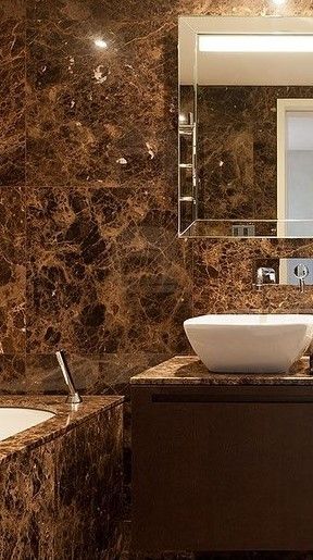 Brown Restroom, Dark Marble Bathroom, Brown Marble Bathroom, Dark Brown Bathroom, Brown Tile Bathroom, Washroom Ideas, Bathroom Tiles Combination, Marble Room, Quartz Bathroom