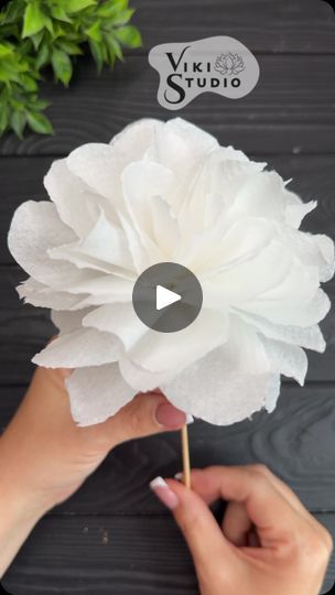 Craft Workshop Ideas, Paper Flowers Diy Tutorial, Paper Flower Video, Chantilly Cake, Paper Flowers For Kids, Graduation Party Planning, Origami Paper Art, Studio Diy, Paper Craft Tutorials