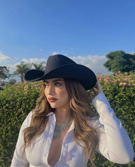 Black Tejana Hat Outfit, Look Con Sombrero Outfits, Jaripeo Hairstyles, Sombrero Outfit, Black Sombrero, Vaquera Outfit Mexican, Outfit Vaqueros, Country Chic Outfits, Cowgirl Style Outfits